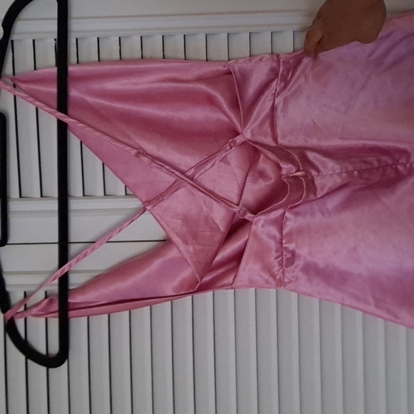 Pink satin open back dress - Picture 3 of 3
